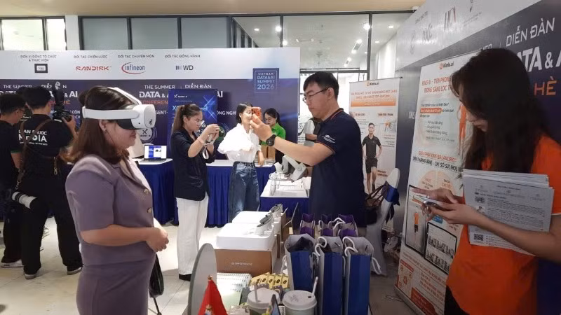 Người dân trải nghiệm sản phẩm công nghệ được trưng bày tại Diễn đàn Data & AI mùa hè năm 2026 tại Trung tâm Khởi nghiệp sáng tạo Thành phố Hồ Chí Minh (SIHUB).