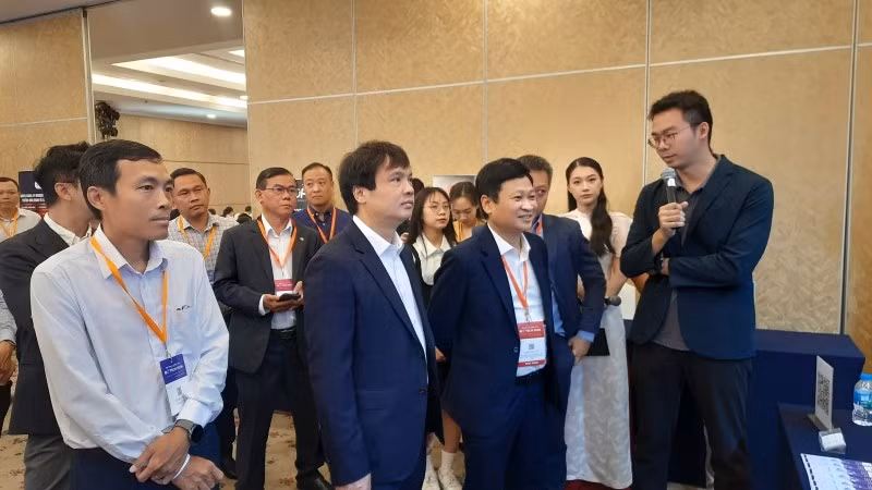 Đại biểu tham quan các gian hàng trưng bày công nghệ Hội nghị và Triển lãm Biztech 2026.