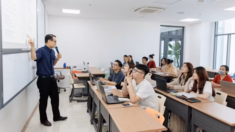 Sinh viên UEH trong giờ học tập.