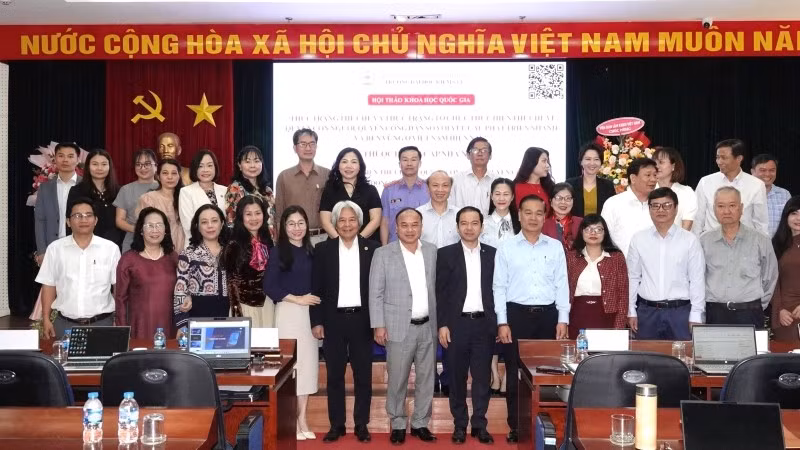 Các đại biểu tham dự Hội thảo chụp ảnh lưu niệm.