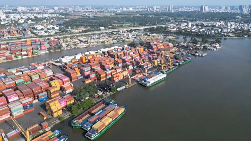 Bốc dỡ hàng hóa tại cảng Trường Thọ, phường Bình Trưng, Thành phố Hồ Chí Minh (Ảnh THẾ ANH).