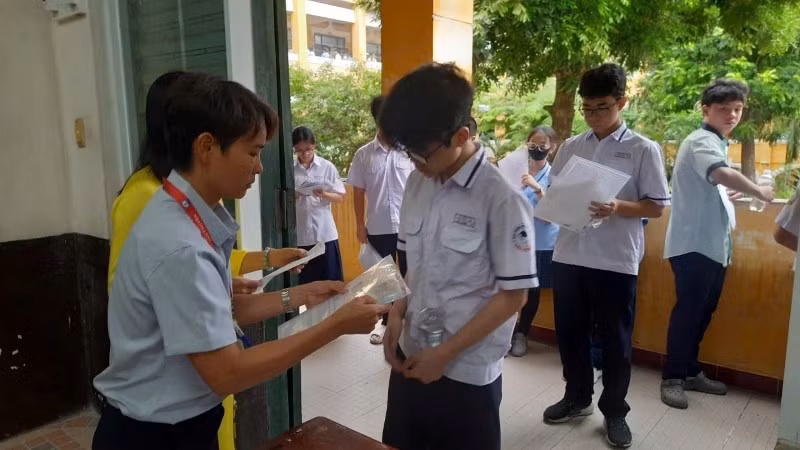 Thí sinh làm thủ tục thi lớp 10 công lập 2026-2027.