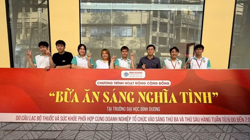  Câu lạc bộ Thuốc và Sức khỏe ra mắt chương trình “Bữa ăn nghĩa tình”.