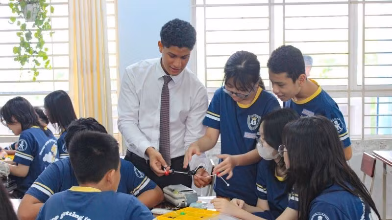 Giờ thực hành môn Khoa học của học sinh Thành phố Hồ Chí Minh theo học chương trình tiếng Anh tích hợp. (Ảnh: CTV)