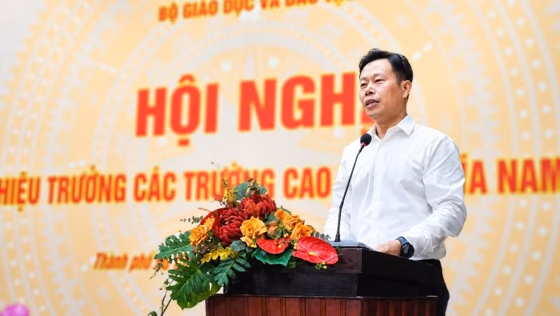 Giáo sư, Tiến sĩ Lê Quân, Thứ trưởng Giáo dục và Đào tạo phát biểu tại hội nghị.