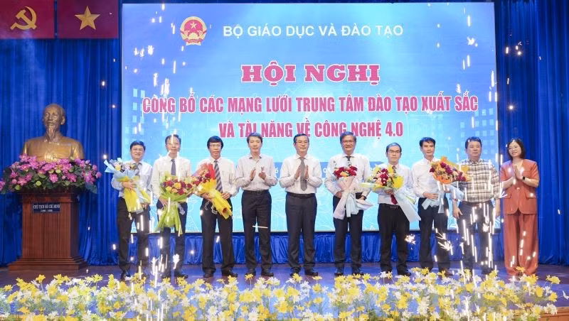 Ra mắt các mạng lưới trung tâm đào tạo xuất sắc và tài năng về công nghệ 4.0 khu vực miền trung và miền nam