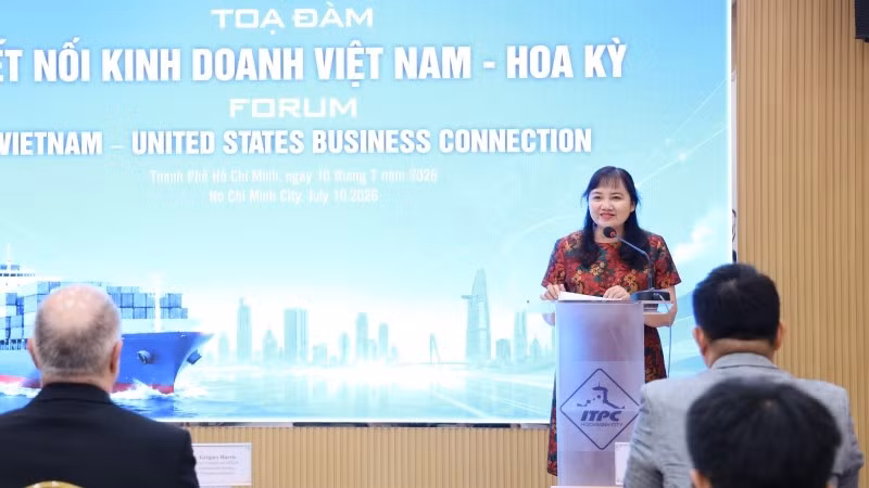 Bà Cao Thị Phi Vân, Phó Giám đốc Trung tâm Xúc tiến thương mại và đầu tư Thành phố Hồ Chí Minh phát biểu tại tọa đàm.
