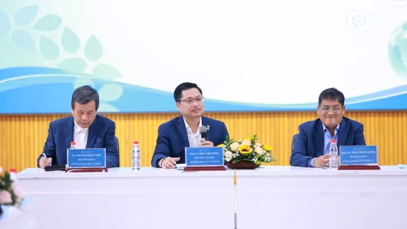 Các chuyên gia chủ trì hội thảo. (Ảnh: ULAW)
