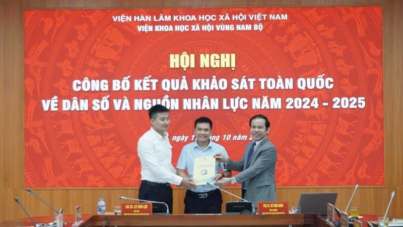 Bàn giao Kết quả khảo sát toàn quốc về dân số và nguồn nhân lực Việt Nam năm 2024-2025 cho các cơ quan, đơn vị.