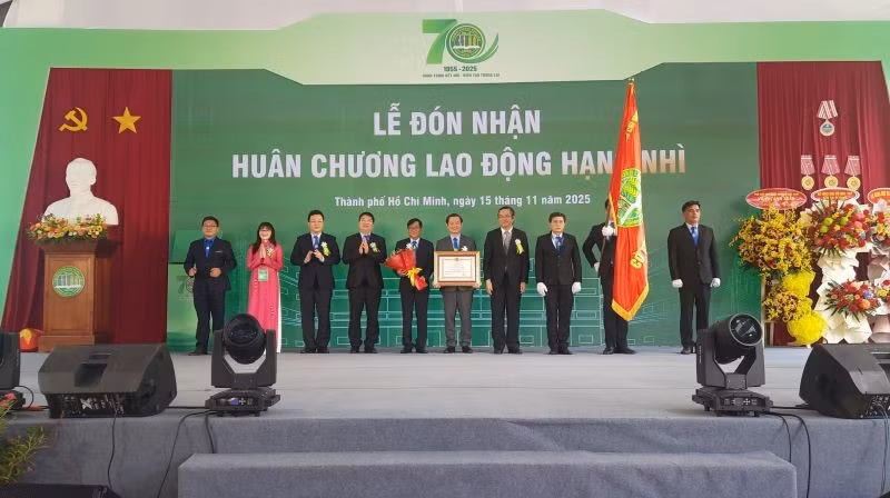 Trường đại học Nông lâm Thành phố Hồ Chí Minh đón nhận Huân chương Lao động hạng Nhì.