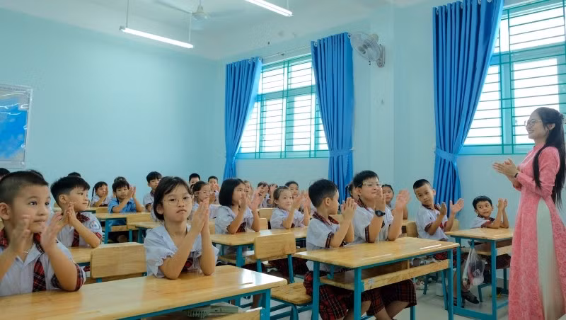 Học sinh tiểu học phường Bình Hưng Hòa, Thành phố Hồ Chí Minh nghe giáo viên giới thiệu về Trường tiểu học Trần Đại Nghĩa, phường Bình Hưng Hòa vừa đưa vào hoạt động. (Ảnh minh họa)