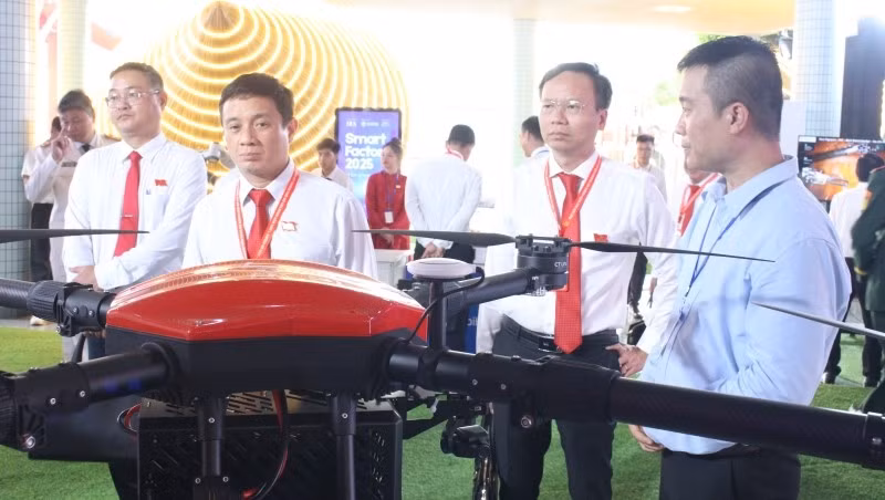 Các đại biểu tham quan các sản phẩm khoa học, công nghệ được trưng bày tại Thành phố Hồ Chí Minh. (Ảnh: CTV)