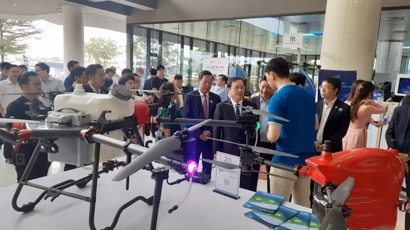 Khách tham quan các sản phẩm công nghệ cao được trưng bày tại Khu Công nghệ cao Thành phố Hồ Chí Minh. (Ảnh: CTV)