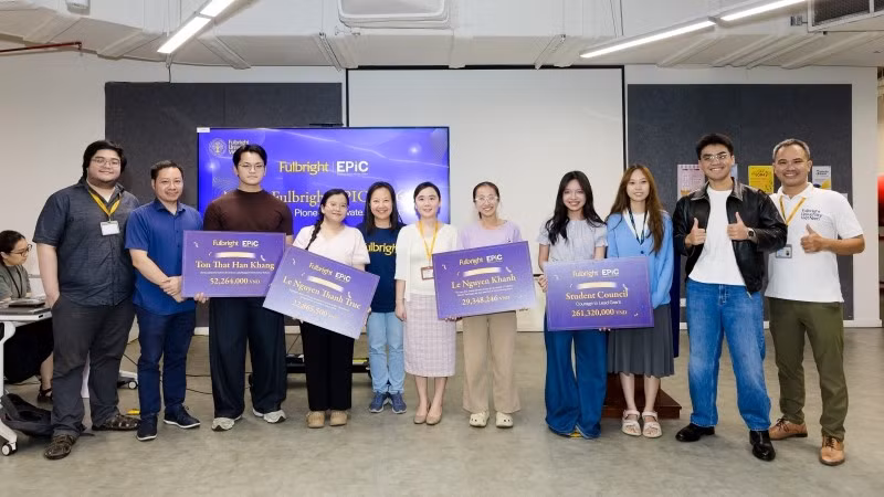 Tiến sĩ Đinh Vũ Trang Ngân, Hiệu trưởng Trường đại học Fulbright Việt Nam cùng các gương mặt đầu tiên được trao giải thưởng từ The Fulbright EPIC.