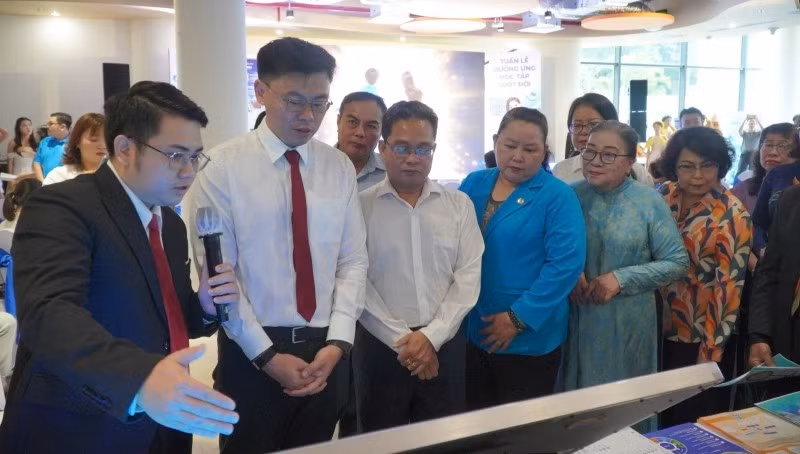 Đại biểu tham quan các giải pháp chuyển đổi số được trưng bày tại ngày hội. (Ảnh: CTV)