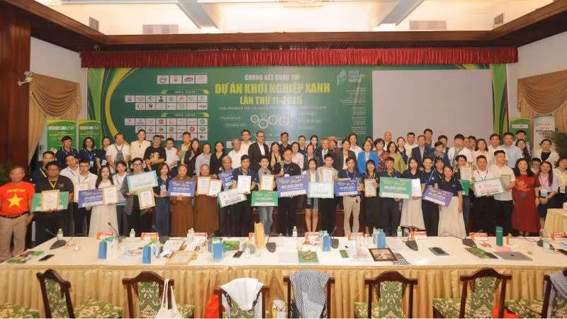 Các dự án đạt giải tại Cuộc thi Dự án Khởi nghiệp xanh năm 2025 chụp ảnh lưu niệm.