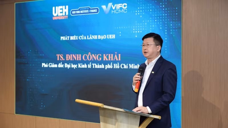 ts-dinh-cong-khai-pho-giam-doc-ueh-phat-bieu-khai-giang-lop-hoc.jpg