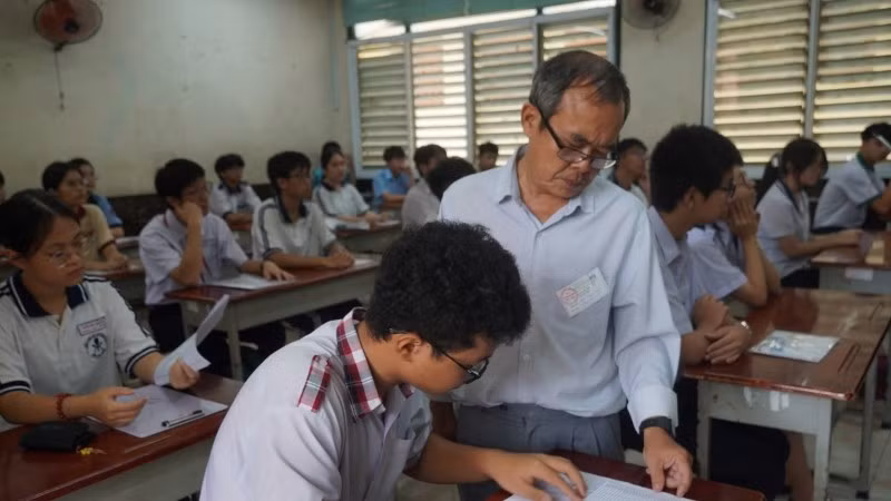 Giáo viên hướng dẫn thí sinh ghi thông tin cá nhân.