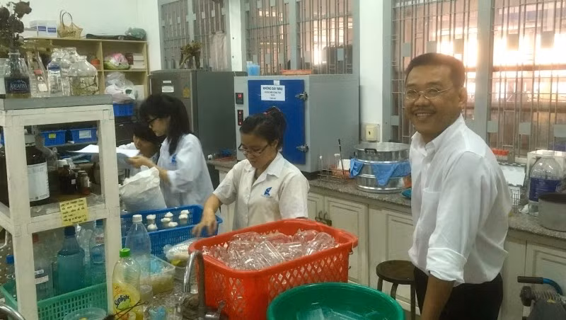 Phó Giáo sư, Tiến sĩ Nguyễn Duy Liêm (bên phải ảnh).