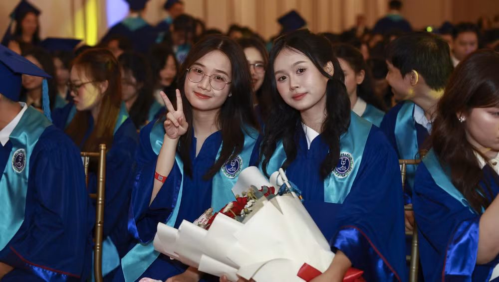 Các tân cử nhân rạng rỡ trong ngày nhận bằng tốt nghiệp.