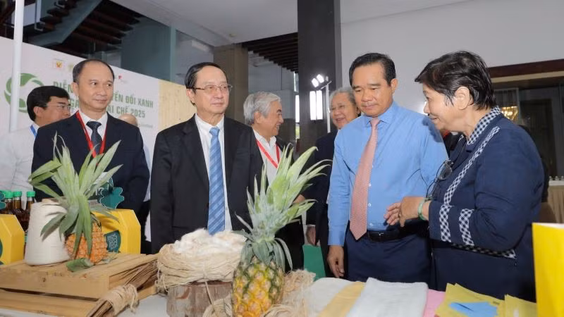 Các đại biểu tham quan các sản phẩm xanh được trưng bày tại Diễn đàn.