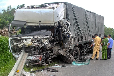 Mặc dù việc bảo đảm trật tự ATGT đã có nhiều tiến triển tích cực, nhưng thời gian qua vẫn xảy ra nhiều vụ tai nạn giao thông đặc biệt nghiêm trọng. Trong ảnh: Hiện trường vụ TNGT tại xã Tân Đức (huyện Hàm Tân, Bình Thuận) rạng sáng 21-7-2020. Ảnh: VĨNH PHÚ