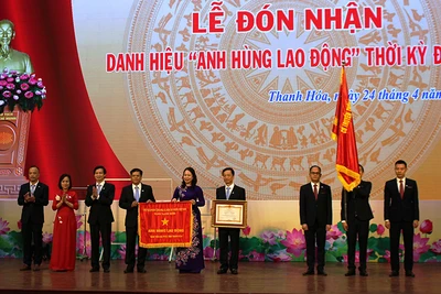 Tập thể Bệnh viện Đa khoa tỉnh Thanh Hóa vinh dự đón nhận danh hiệu Anh hùng Lao động thời kỳ đổi mới.