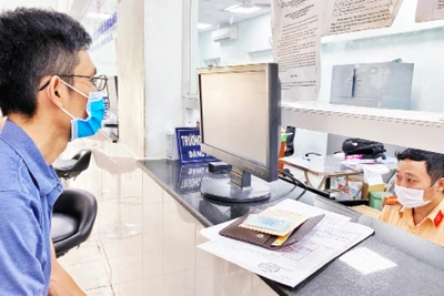 Lực lượng CSGT thành phố Hồ Chí Minh làm thủ tục cấp đổi biển số mầu vàng cho người dân tại điểm đăng ký xe số 282 Nơ Trang Long, quận Bình Thạnh.