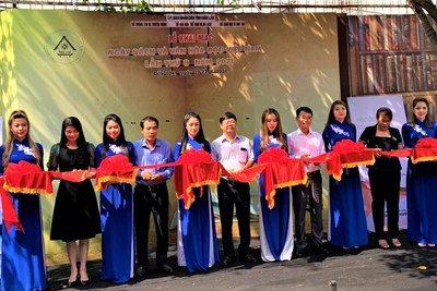 Lãnh đạo các sở, ngành tỉnh Đắk Lắk cắt băng khai mạc Ngày Sách và Văn hóa đọc Việt Nam năm 2021 tỉnh Đắk Lắk.