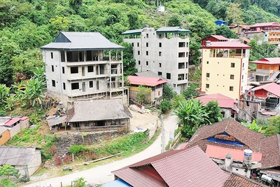 Nhiều công trình đồ sộ không giấy phép mọc lên ở thôn Pác Ngòi, xã Nam Mẫu.