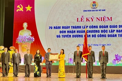 Phó Chủ tịch nước Võ Thị Ánh Xuân trao Huân Chương Độc lập hạng Ba tặng Công đoàn Giáo dục Việt Nam.