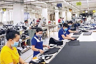 Công nhân may mặc tại Công ty cổ phần may Nhà Bè tại phường Tân Thuận Đông, quận 7.