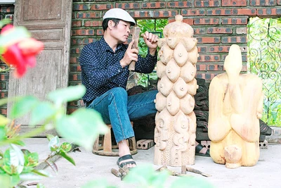 Anh Công điêu khắc gỗ.