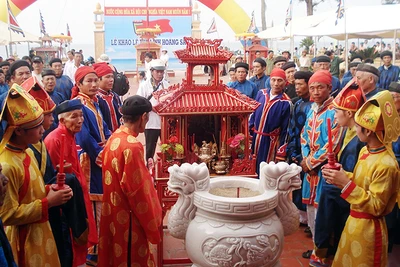 Lễ Khao lề thế lính Hoàng Sa của ngư dân Quảng Ngãi. 