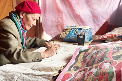 Vẽ một bộ tranh thờ thường mất 2-3 tháng.