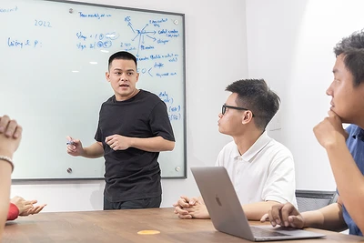 Lê Đình Lực, tác giả phương pháp dạy và học ngoại ngữ Linearthinking thảo luận công việc với các đồng nghiệp. (Ảnh: Nhật Minh)