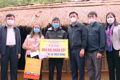 Bí thư Tỉnh ủy Thanh Hóa (thứ 3 từ phải sang) cùng Mặt trận Tổ quốc tỉnh trao tiền hỗ trợ xây dựng nhà Đại đoàn kết cho hộ nghèo ở bản Kéo Hượn, xã Nhi Sơn, huyện Mường Lát.