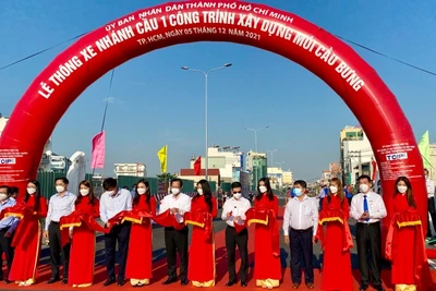 Tổ chức thông xe nhánh 1 cầu Bưng (nối quận Bình Tân và Tân Phú) sáng 5/12.