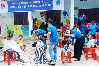 Bộ đội và thanh niên cắt tóc cho các em nhỏ trên cổng trời Cha Lo.