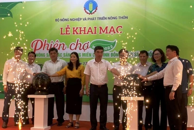 Các đại biểu ấn nút khai mạc Phiên chợ nông sản, đặc sản vùng miền các tỉnh đồng bằng sông Hồng năm 2022 . (Ảnh: THANH TRÀ)