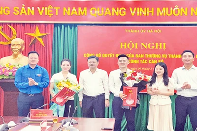 Trưởng Ban Tổ chức Thành ủy Vũ Đức Bảo (thứ ba từ trái sang) trao quyết định của Ban Thường vụ Thành ủy Hà Nội về công tác cán bộ tại Thành đoàn Hà Nội. (Ảnh VƯƠNG ĐỨC)