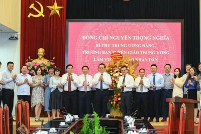 Đồng chí Nguyễn Trọng Nghĩa, Bí thư Trung ương Đảng, Trưởng Ban Tuyên giáo Trung ương chúc mừng Báo Nhân Dân nhân Ngày Báo chí cách mạng Việt Nam. (Ảnh: THÀNH ĐẠT)