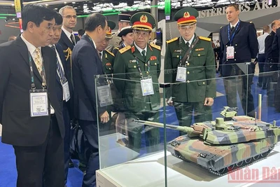 Tham quan Triển lãm Vũ khí Lục quân EUROSATORY. 