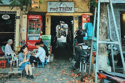 Phở Thìn nằm trong con ngõ nhỏ trên phố Đinh Tiên Hoàng, Hà Nội. (Ảnh BÙI CHÍ THÀNH)