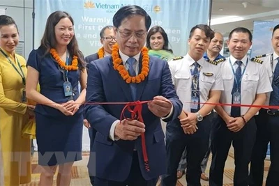 Bộ trưởng Ngoại giao Bùi Thanh Sơn cắt băng khánh thành đường bay thẳng của Vietnam Airlines chặng Hà Nội-New Delhi. (Ảnh: Huy Lê/TTXVN)