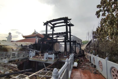 Nhà Tứ Ân chùa Hòa Thạch chỉ còn trơ khung sau vụ cháy.