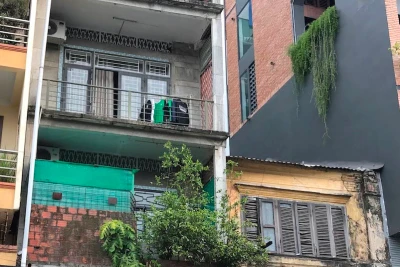 Khu tập thể số 5 Nguyễn Thái Học thuộc mức độ nguy hiểm cấp D, ảnh chụp chiều 10/6.