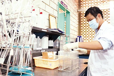 Kiểm nghiệm chất lượng nước đầu ra tại Nhà máy nước Thủ Ðức.