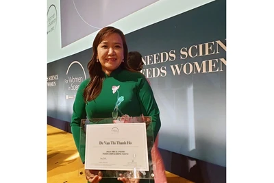 Phó Giáo sư, Tiến sĩ Hồ Thị Thanh Vân nhận Giải thưởng "Nhà khoa học trẻ tài năng thế giới".