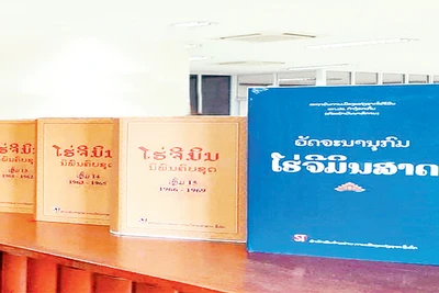Tác phẩm Hồ Chí Minh toàn tập bằng tiếng Lào. (Ảnh TTXVN)